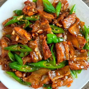 Stir-fried pork with green peppers